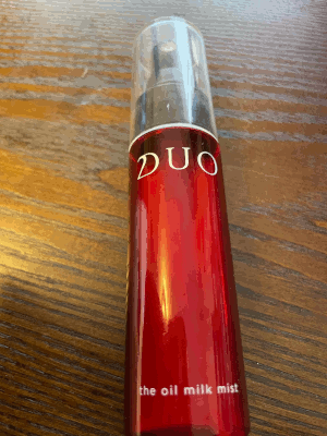 DUOのオイルミルクミストで夏場の化粧崩れを防ぐ。